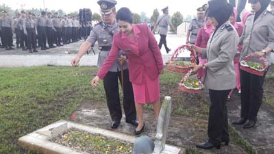 Sempena HUT ke-72 Bhayangkara, Kapolres Inhil Pimpin Upacara Ziarah